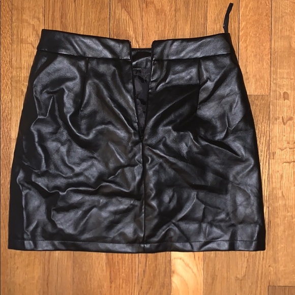 Black pleather mini skirt - Picture 2 of 2